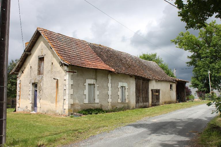 Logis à accès en pignon de facture plus récente que la partie agricole.