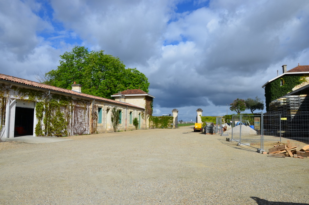 Cour, vue vers le portail.