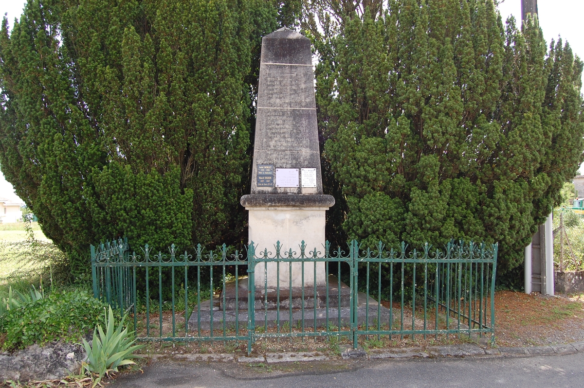 Monument aux morts de Saint-Saturnin, devant l'école