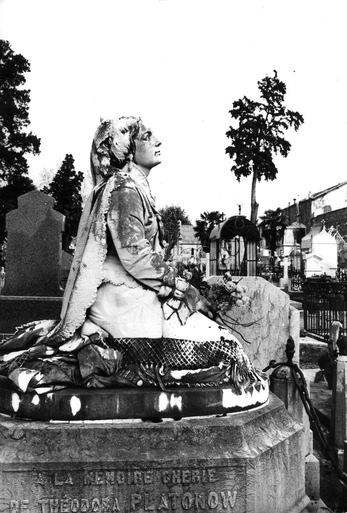 Vue d'une tombe à la mémoire de Théodora Platonov avec statue.