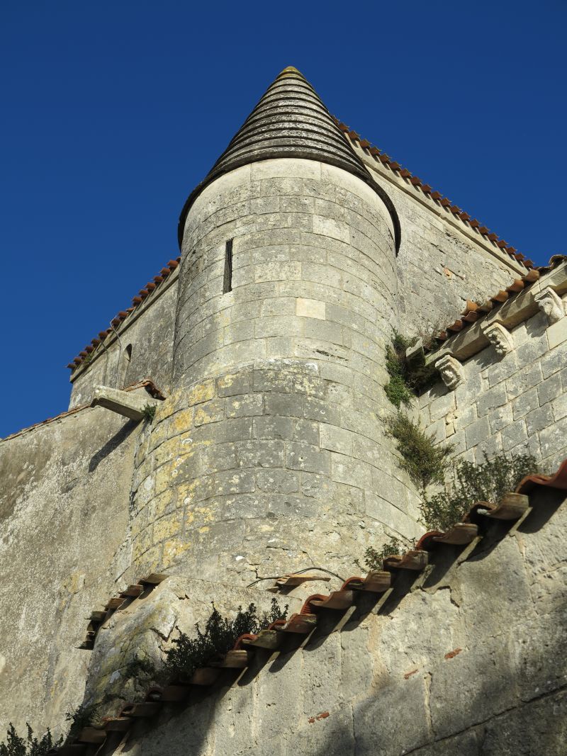 La tour d'escalier montant au clocher.