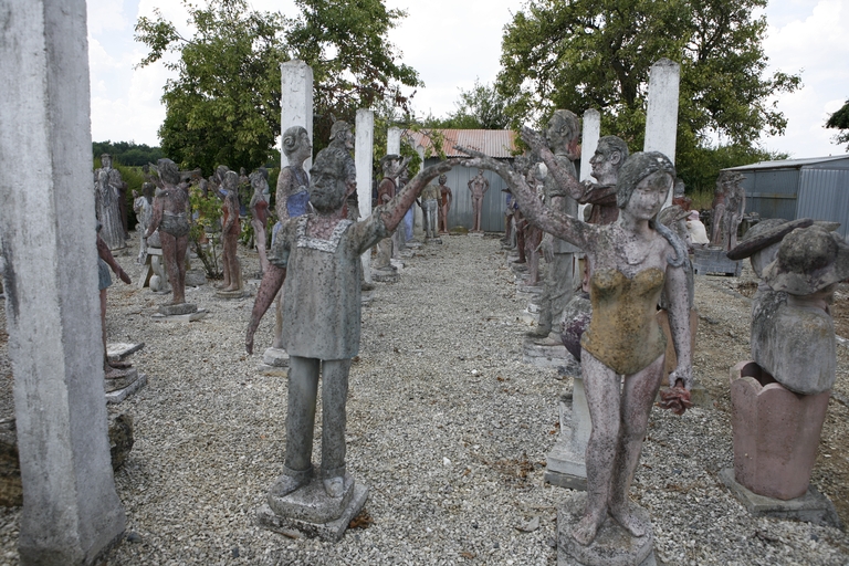 Vue des statues situées dans l'allée autrefois couverte par la treille.
