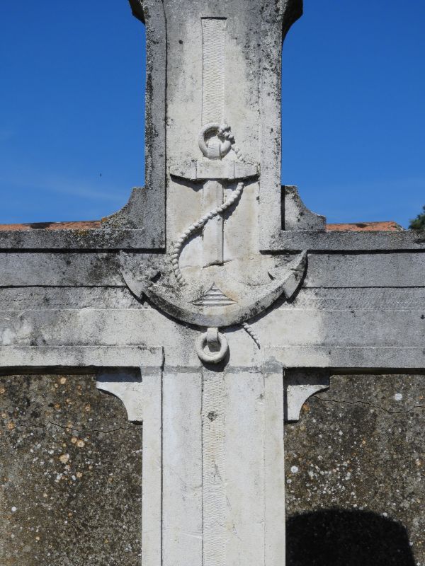 Détail du tombeau d'Edmond Foucaud (n° 8) : l'ancre de marine au centre de la croix.