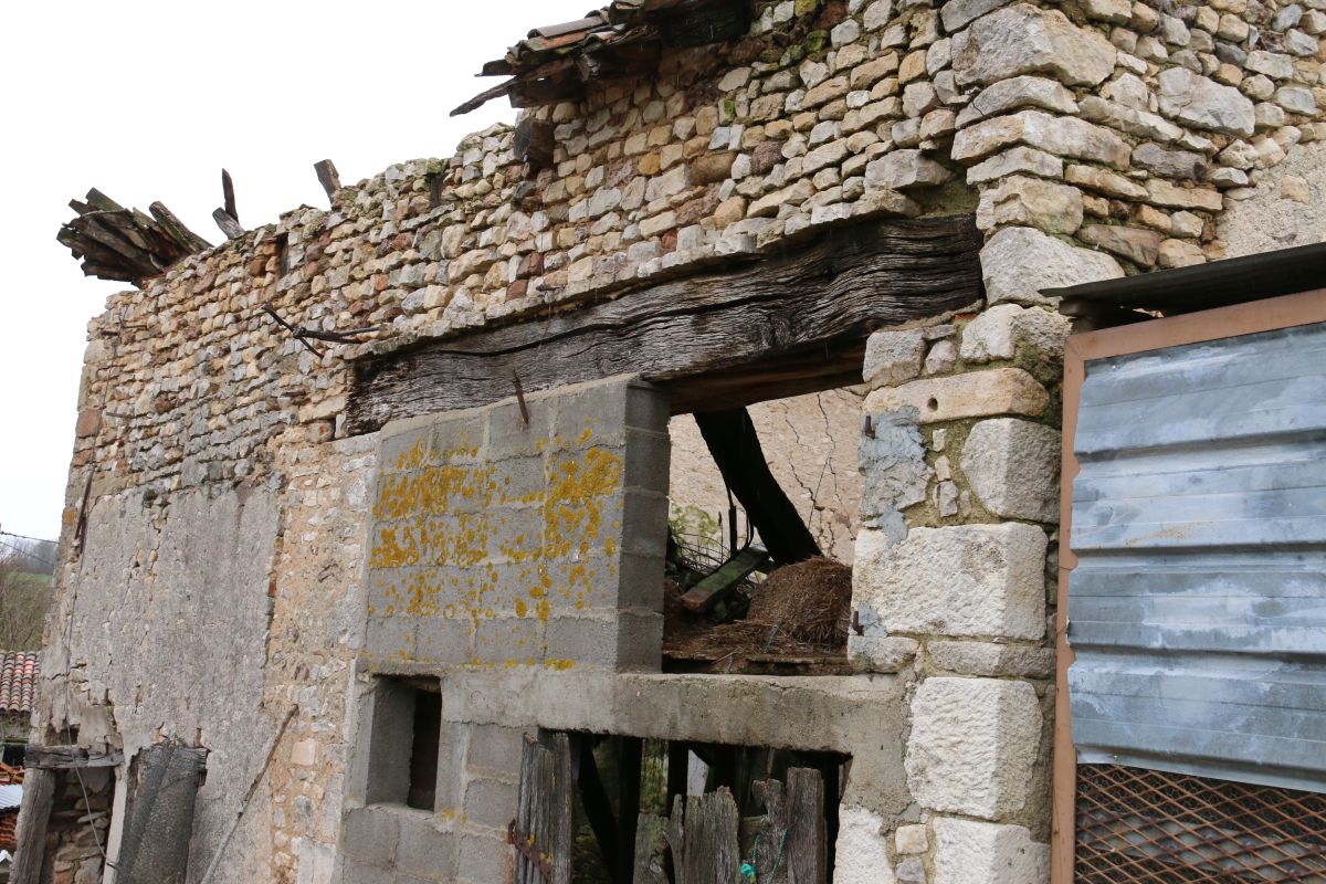 Linteau de la porte charretière d'une grange menaçant ruine à Mortioux.