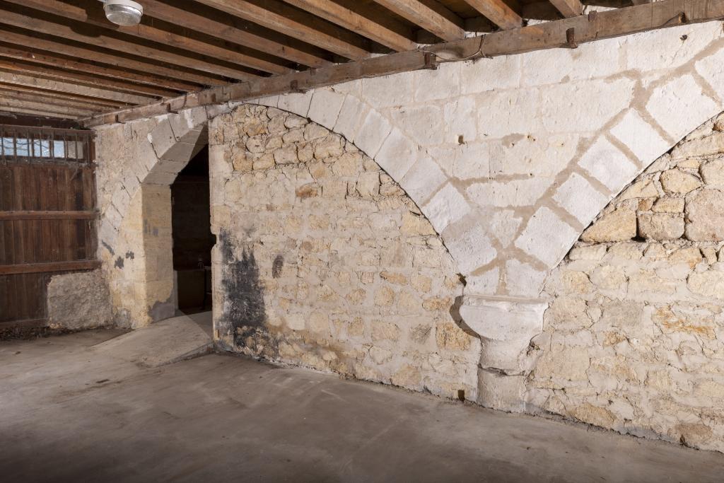 Refend sur arcs de la cave.