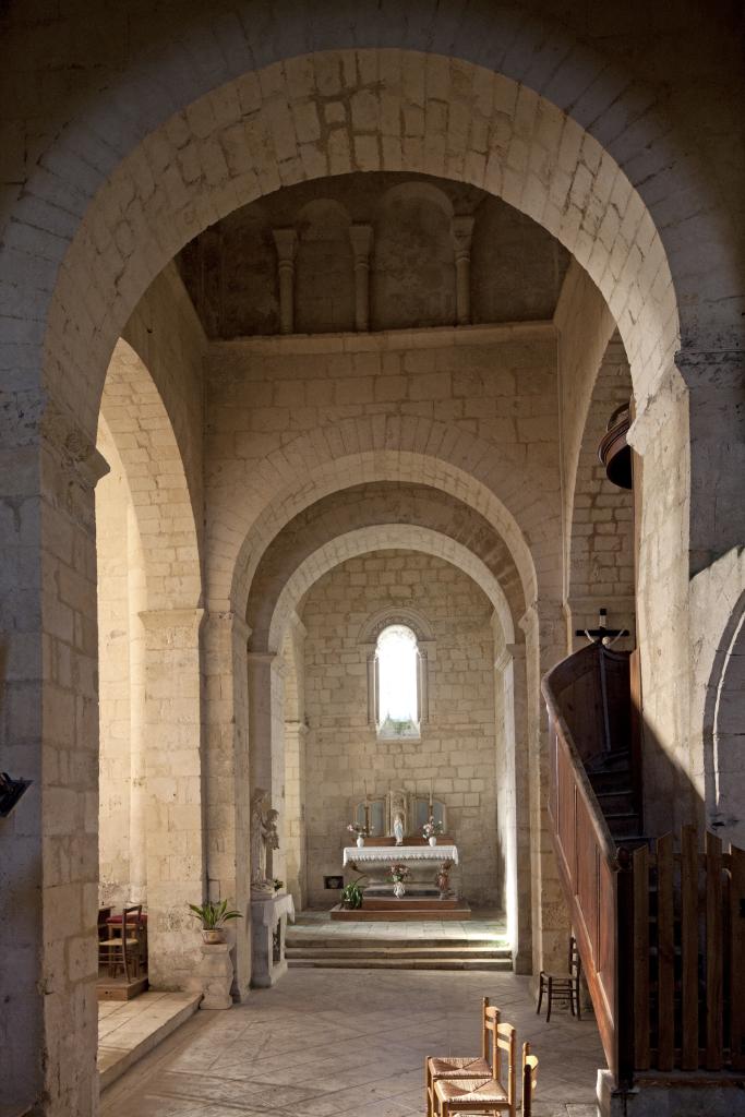Le transept vu du nord vers le sud. Les quatre arcades qui portent le couvrement de la croisée sont sensiblement de même hauteur.