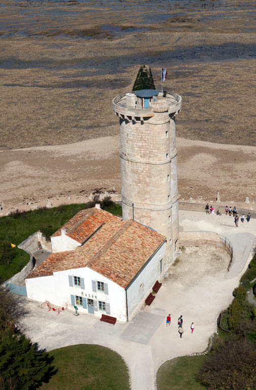 Vieux phare, vieille tour et musée, vue depuis le phare des Baleines.