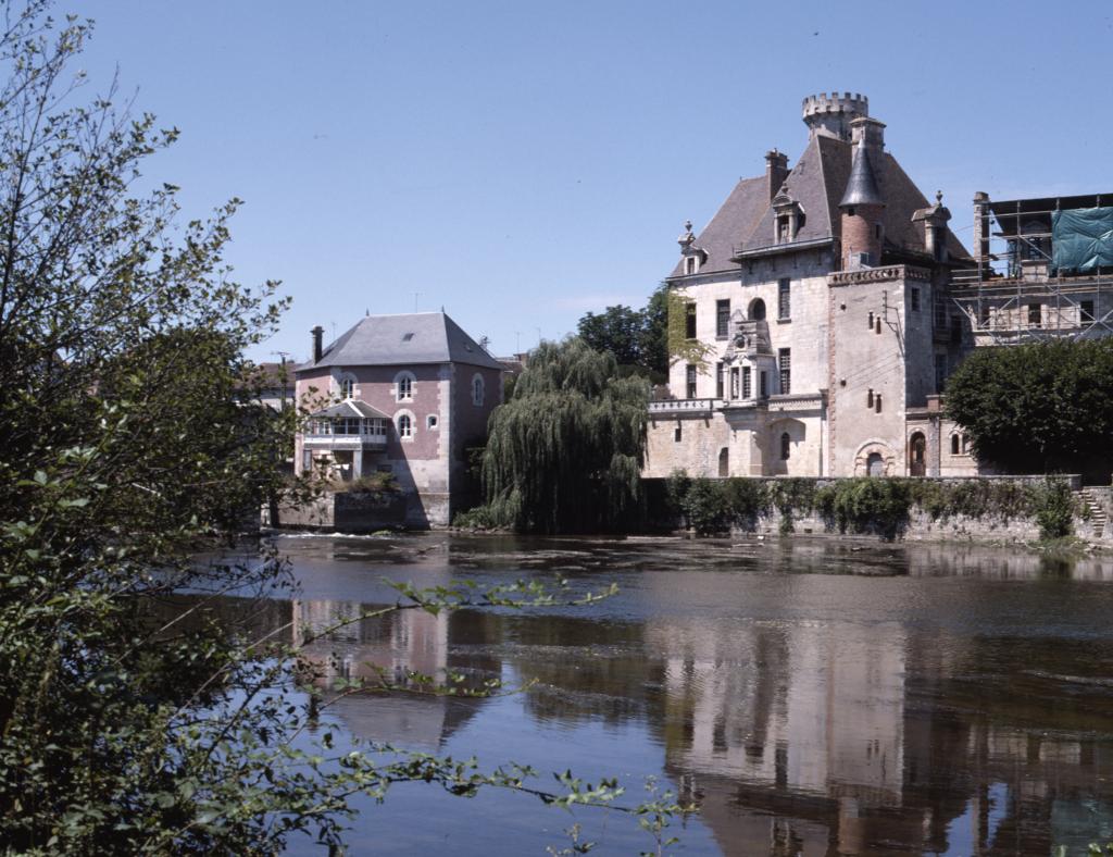 Logis abbatial et moulin vus depuis la rive droite de la Gartempe.