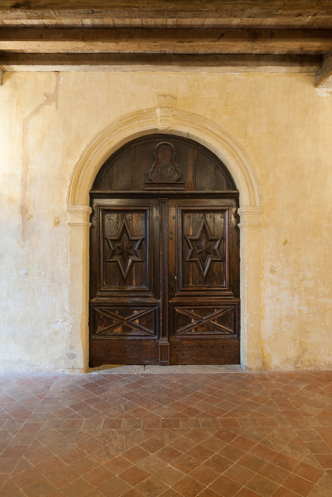 Chapelle : porte d'entrée.