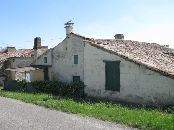 Le logis et la dépendance vus depuis le nord.