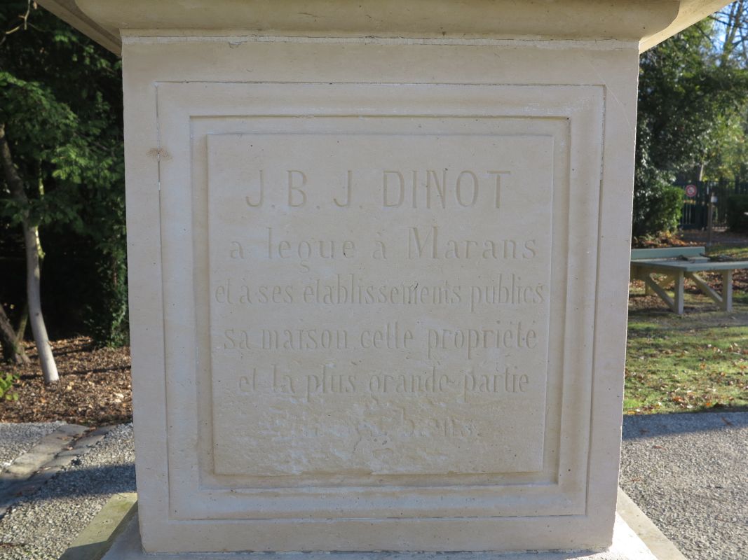 Inscriptions sur le socle, sur le côté gauche.