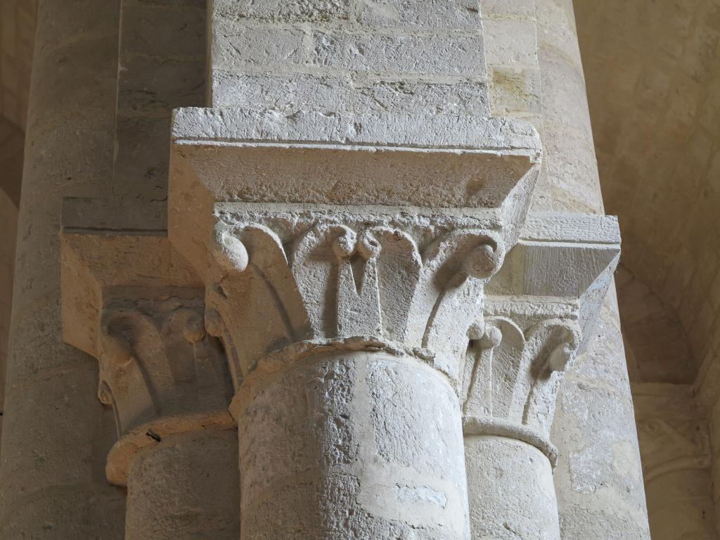 Le chapiteau du deuxième pilier sud, face ouest, est orné de feuillages stylisés.