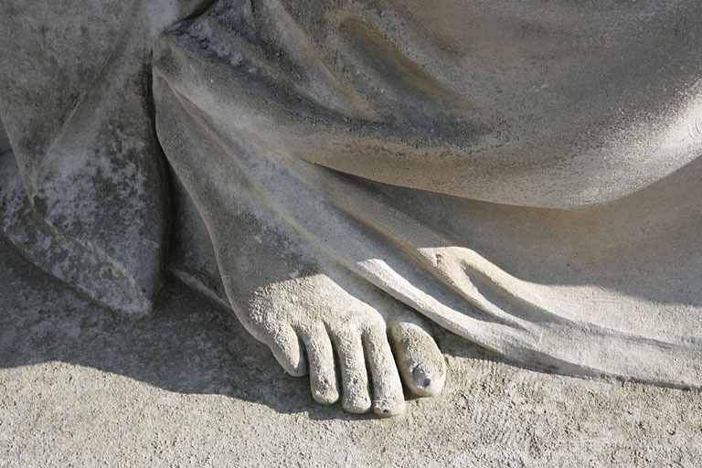 Pied droit nu de la République.