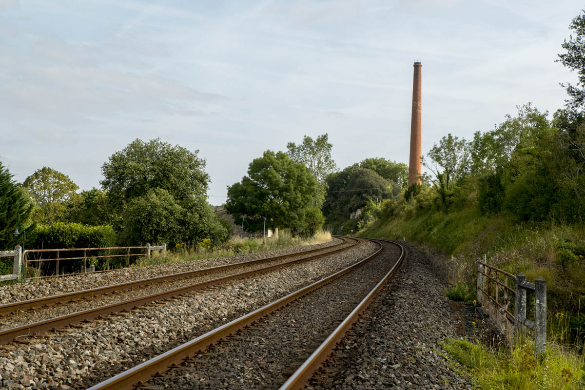 L'usine est traversée par la voie ferrée de Rochefort à Angoulême.