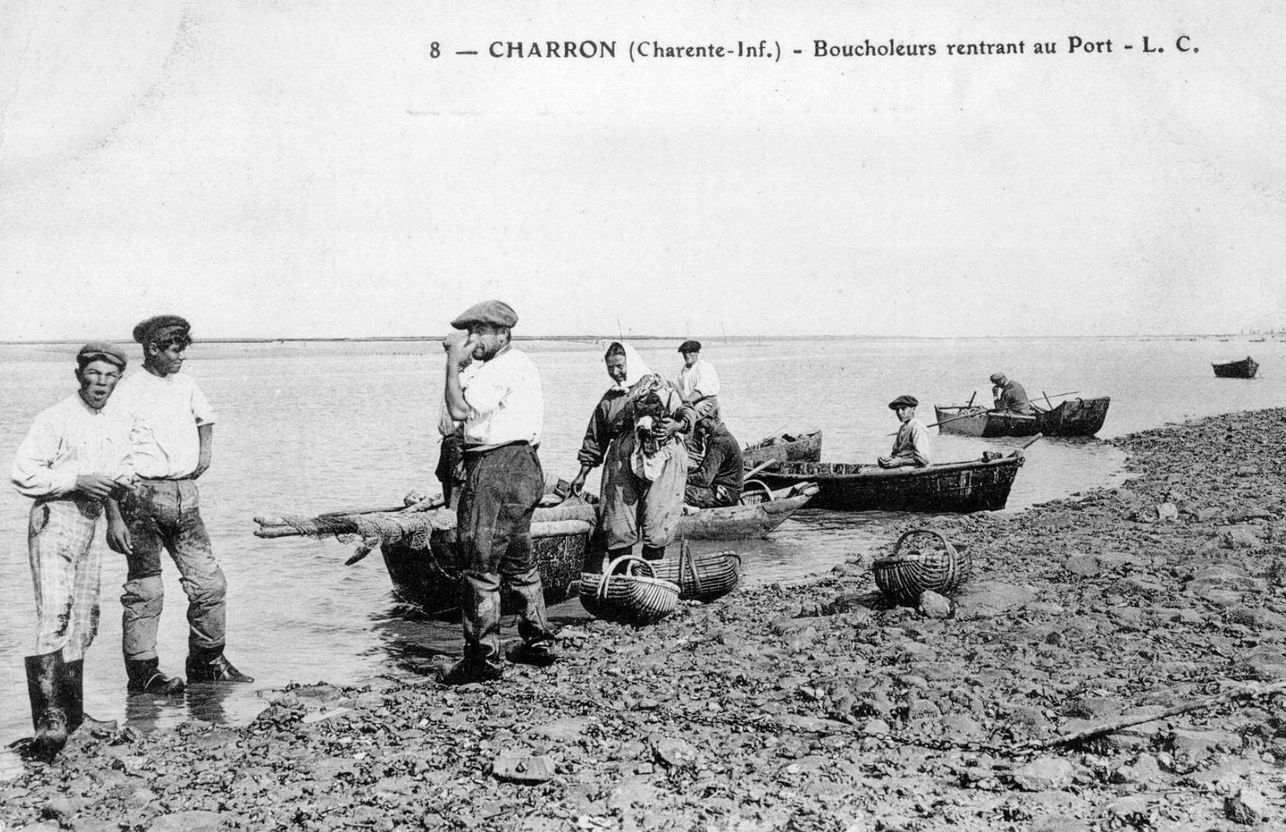 Boucholeurs rentrant au port, début du 20e siècle.