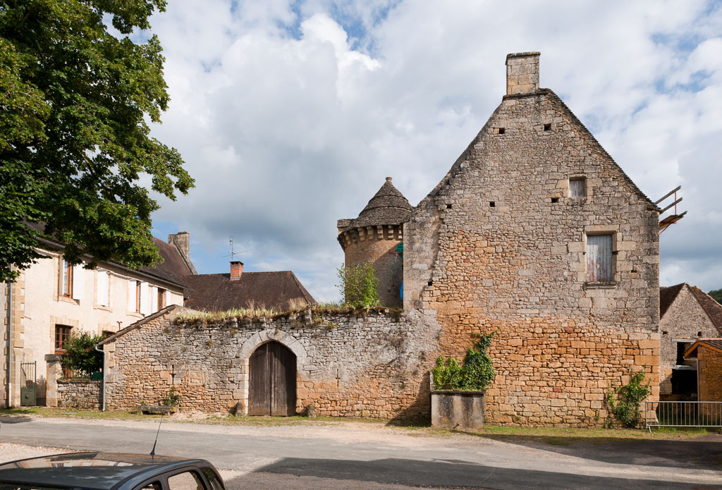L'ancien repaire noble dans le bourg de Sergeac vu au nord du côté de l'entrée.
