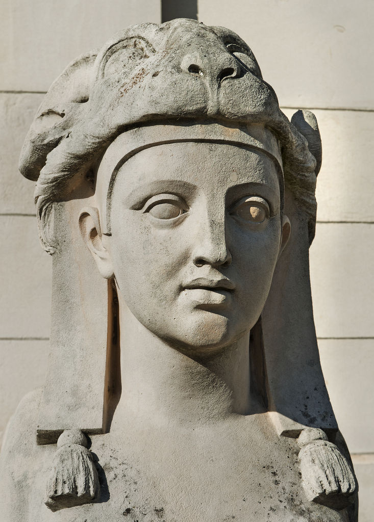 Deux statues de sphinx en pendant de l'escalier du portique (au sud) : détail de la tête.
