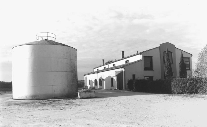 Vue de la distillerie de 1990 prise du sud-est.
