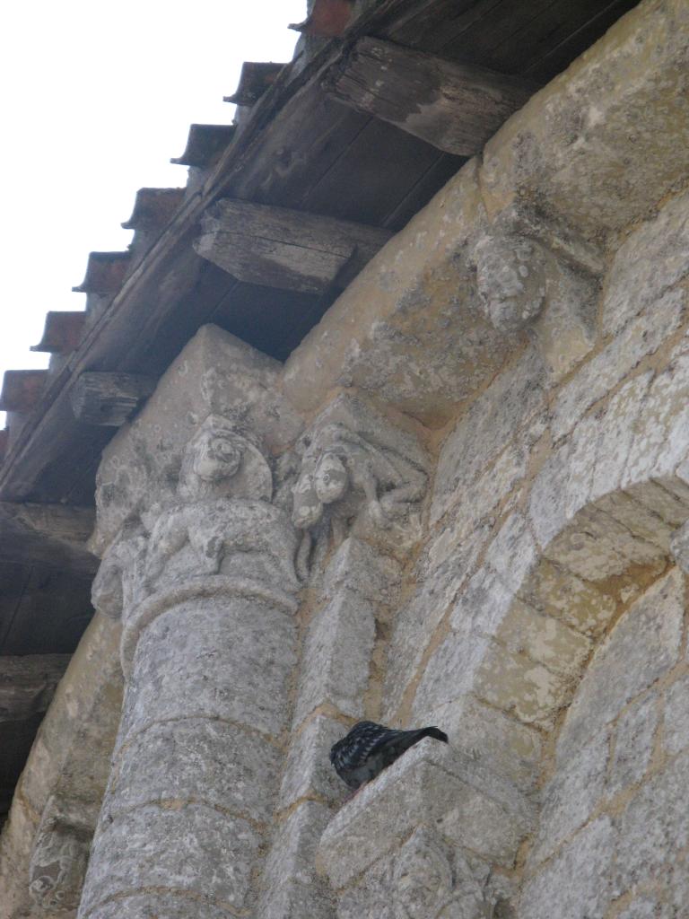 Abside, élévation nord, corniche : modillons 21 et 22.