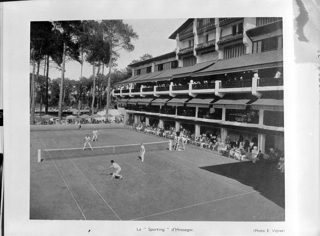 Match de tennis double messieurs opposant les frères Borotra à Canton et Noutary lors du tournoi international d'Hossegor en août 1931.