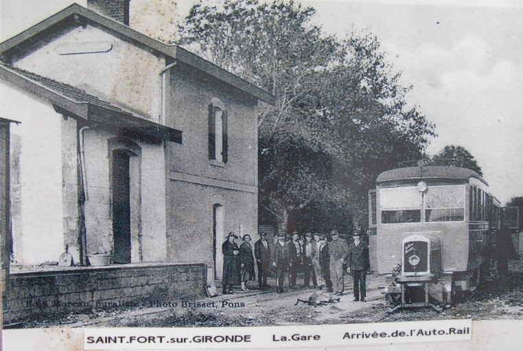 La gare vue depuis l'est vers 1930, avec l'autorail.