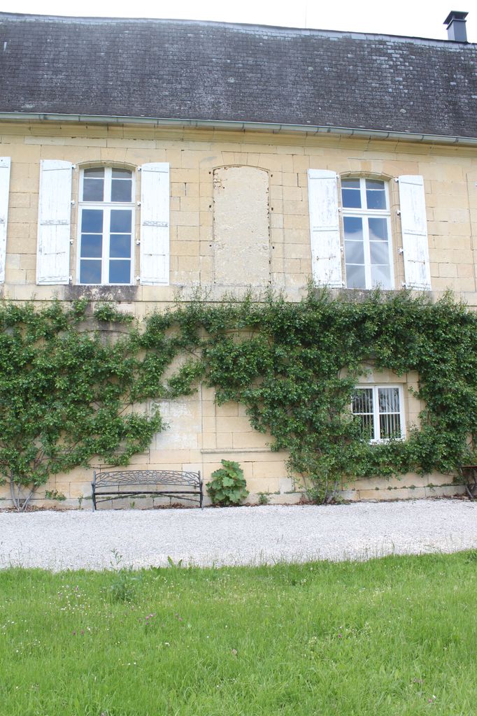 Détail de l'élévation sur cour du bâtiment principal : travées de fenêtres éclairant l'escalier principal..