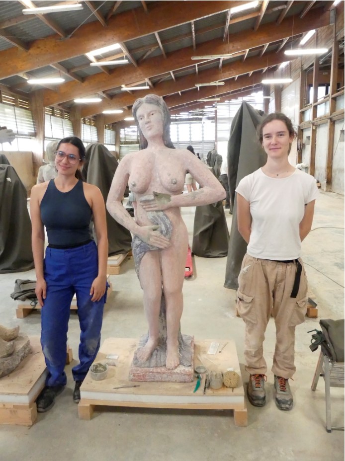 Sculpture de Vénus après la première semaine de chantier, encadrée par les deux étudiantes chargées de sa restauration.