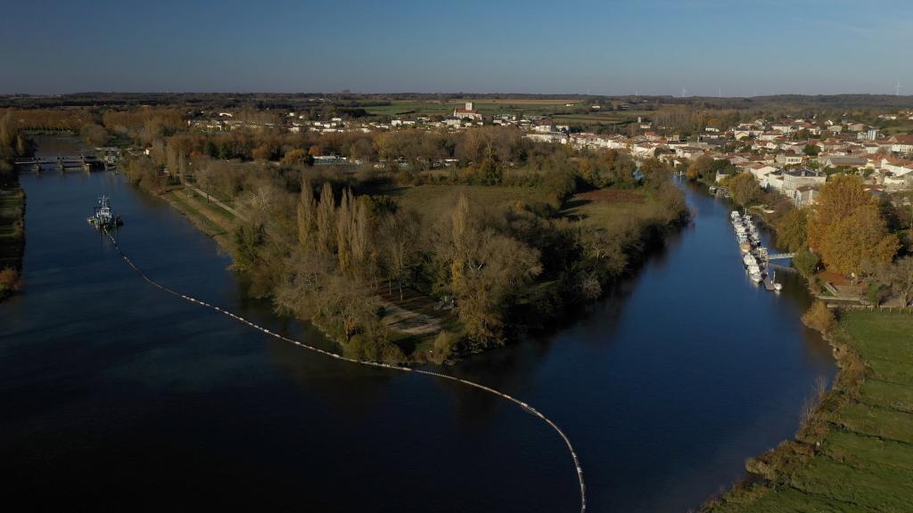 Vue aérienne de l'endroit de partage entre le canal et le méandre naturel de la Charente.