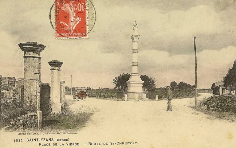 Carte postale (collection particulière) : Place de la Vierge, 1ère moitié du 20e siècle.