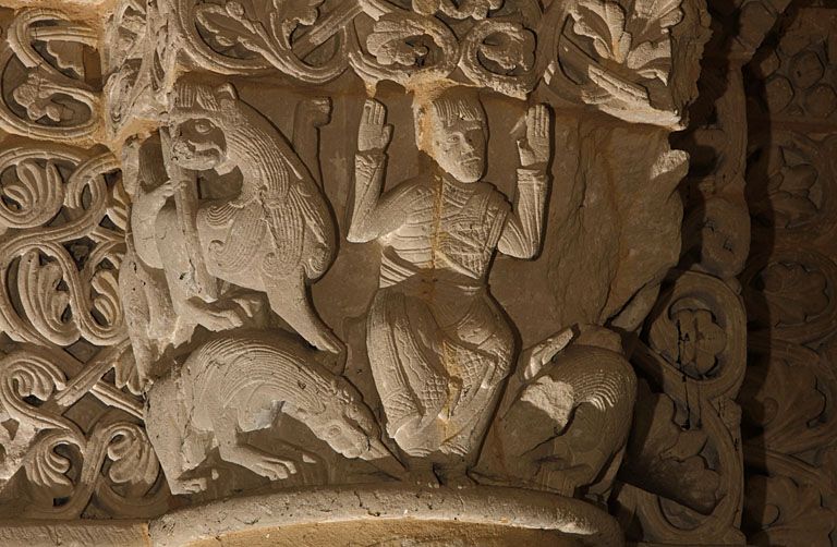 Pile sud-est de la croisée du transept. Chapiteau de l'élévation ouest : Daniel dans la fosse aux lions.