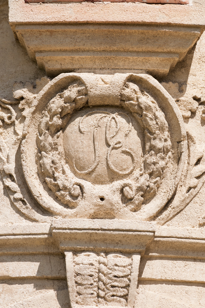 Façade sud, tourelle ouest : détail de la porte avec les initiales d'Emile Pereire.