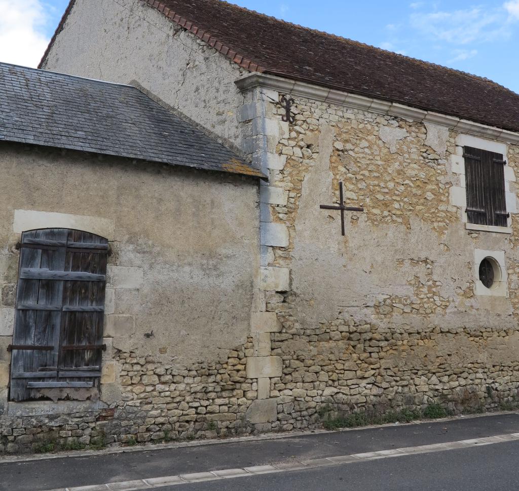 Commerce (2 rue Nationale) adossé au pignon sud de la grange.