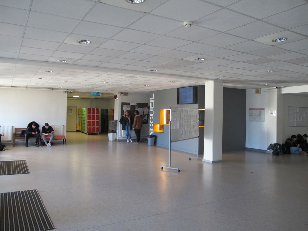 Hall d'accueil du lycée.
