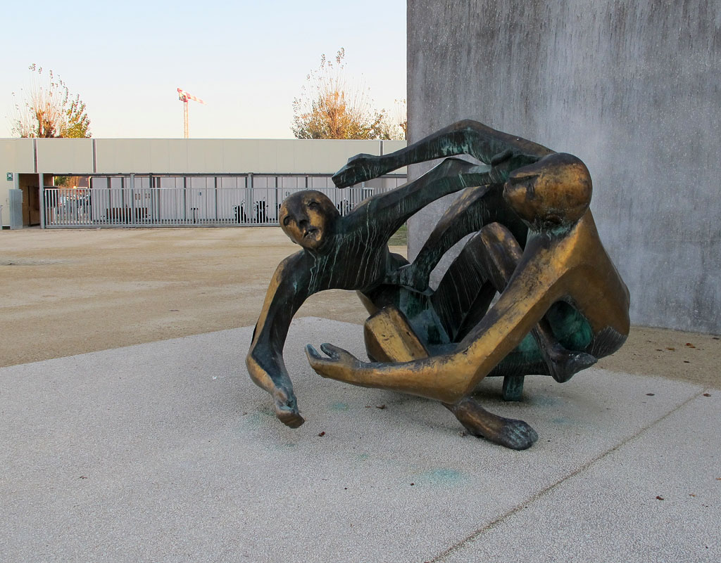 Sculpture située dans la cour d'entrée des lycées. Oeuvre du 1% artistique réalisée par le sculpteur Gérard Ramon, bronze, 1983.