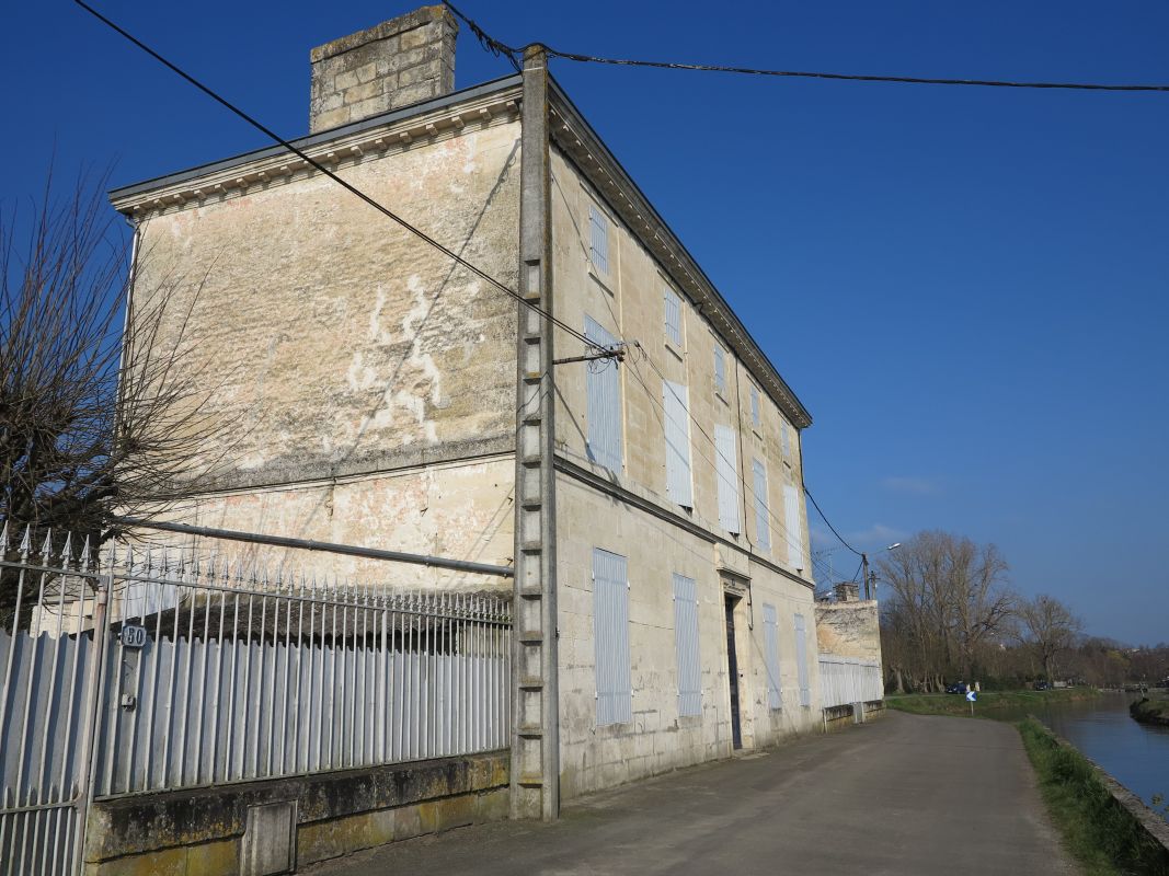 La maison vue depuis le sud-est.