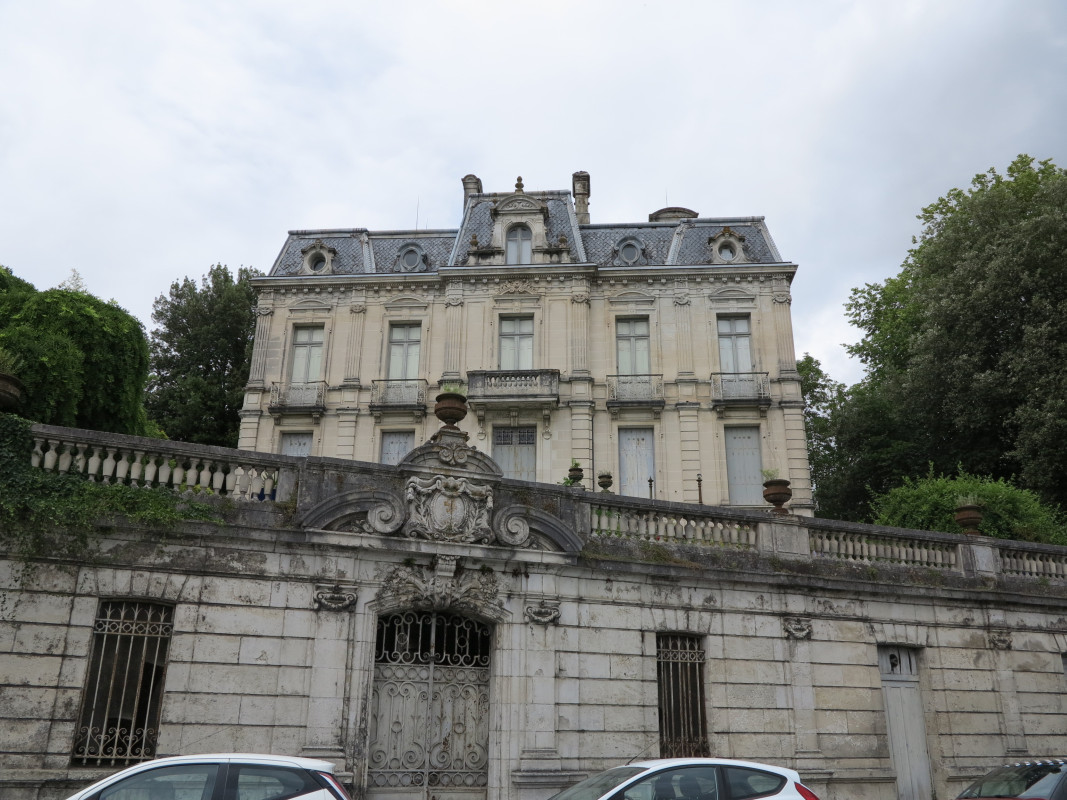 Le logis patronal vu du quai de l'Yser.