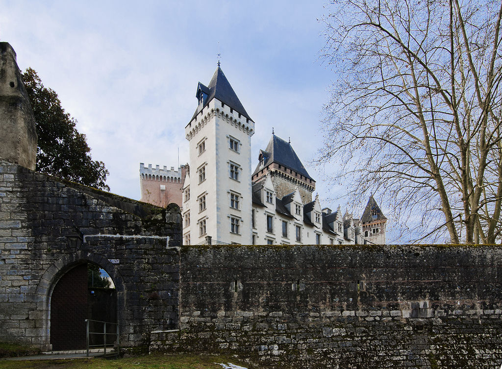 Porte dite de la Fontaine et château de Pau.
