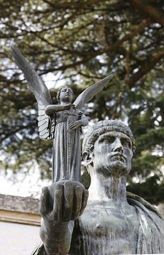 Monument aux morts de 1914-1918, buste du personnage tenant une Victoire dans la main droite (vue de face).