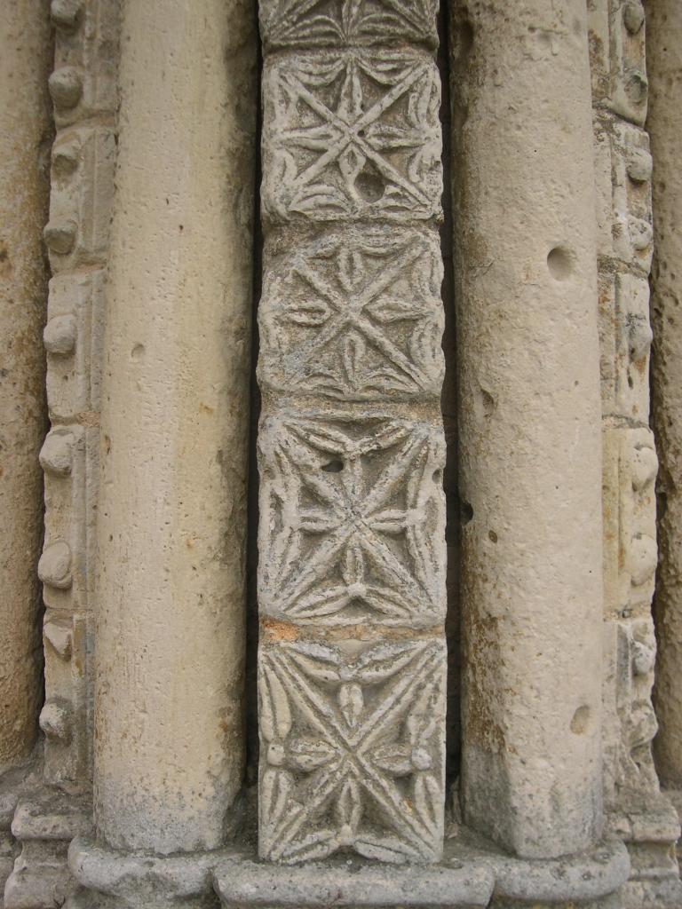 Façade occidentale, premier niveau, pilier entre le portail central et l'arcature sud, vu de face. Assises inférieures.