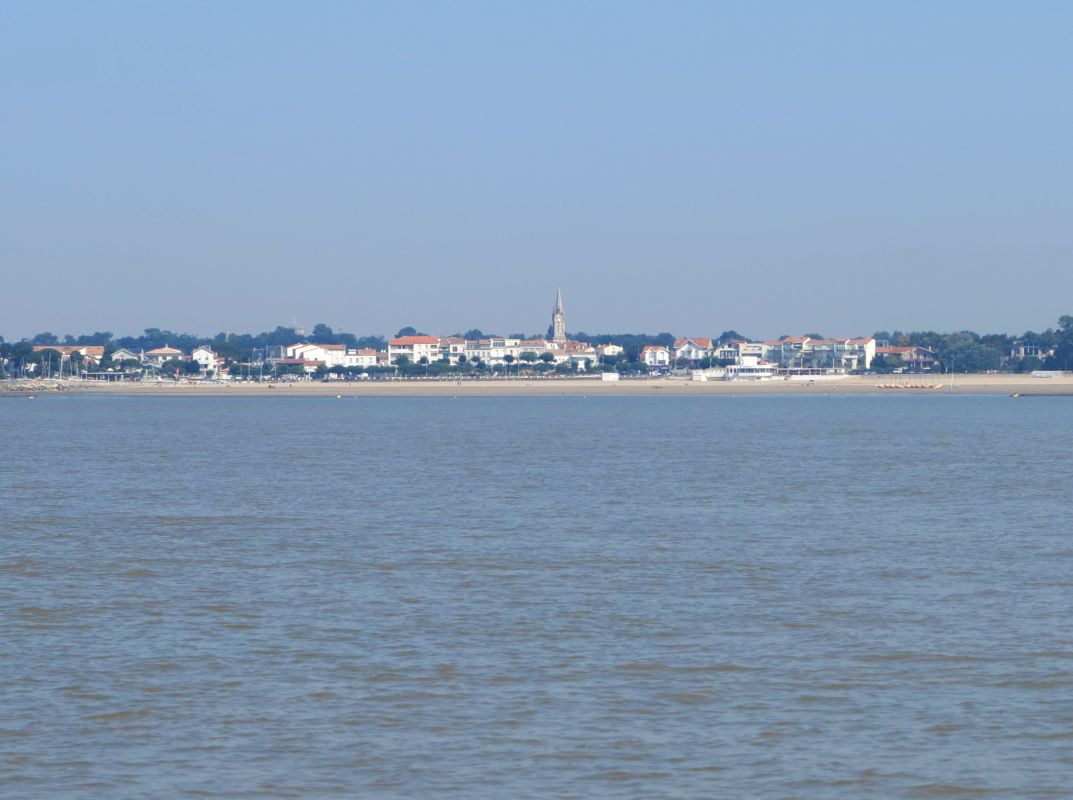 Le bourg de Saint-Georges vu depuis l'estuaire.
