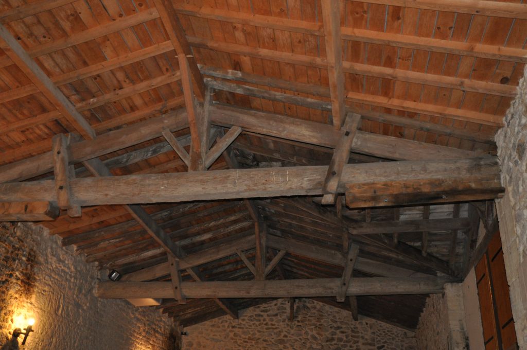 Chai à barriques, vue intérieure : détail de la charpente.
