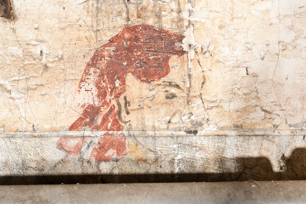 Mur sud, partie médiane :détail du mur avec traces de peinture (tête masculine).