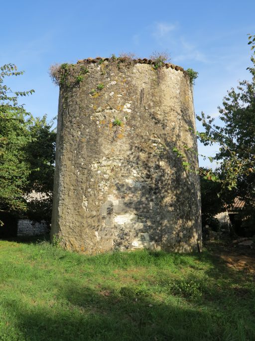La tourelle en moellons du moulin des Vignes, à Meschers-sur-Gironde.