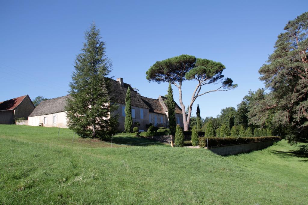Vue d'ensemble du bâtiment principal à l'extérieur, au nord-est.
