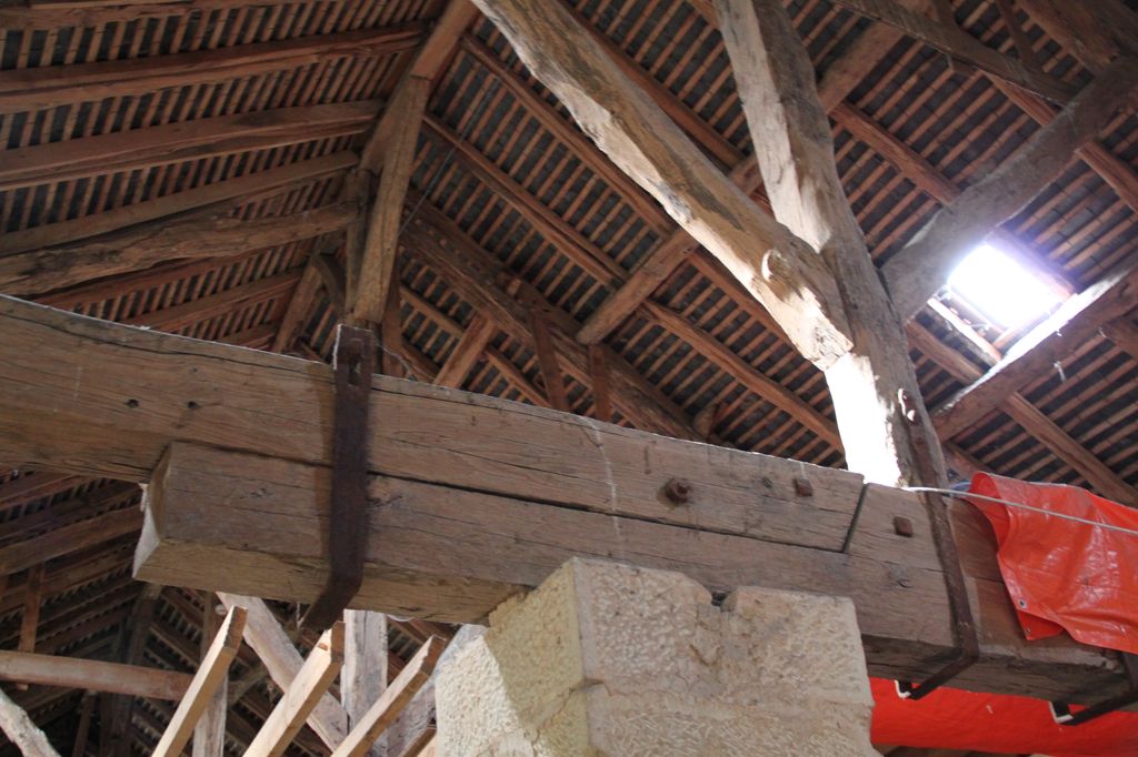 Détail d'un assemblage de cours de poutres avec son armature en fer, poinçon et pilier.