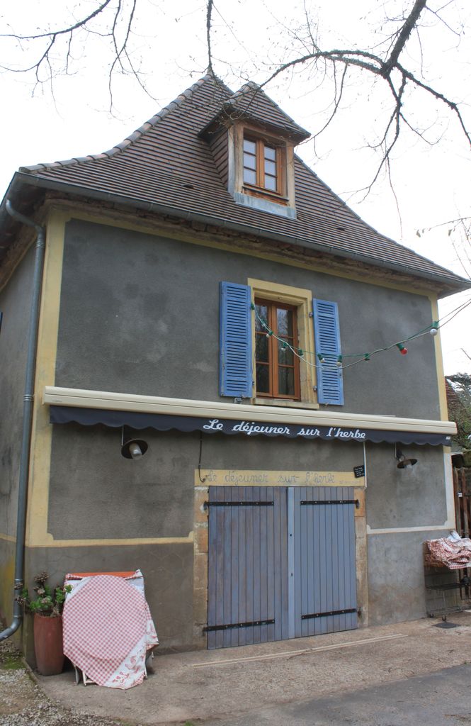 Vue du mur-pignon occidental de la maison : au premier étage, fenêtre à chanfrein droit retaillé pour accueillir des volets extérieurs.