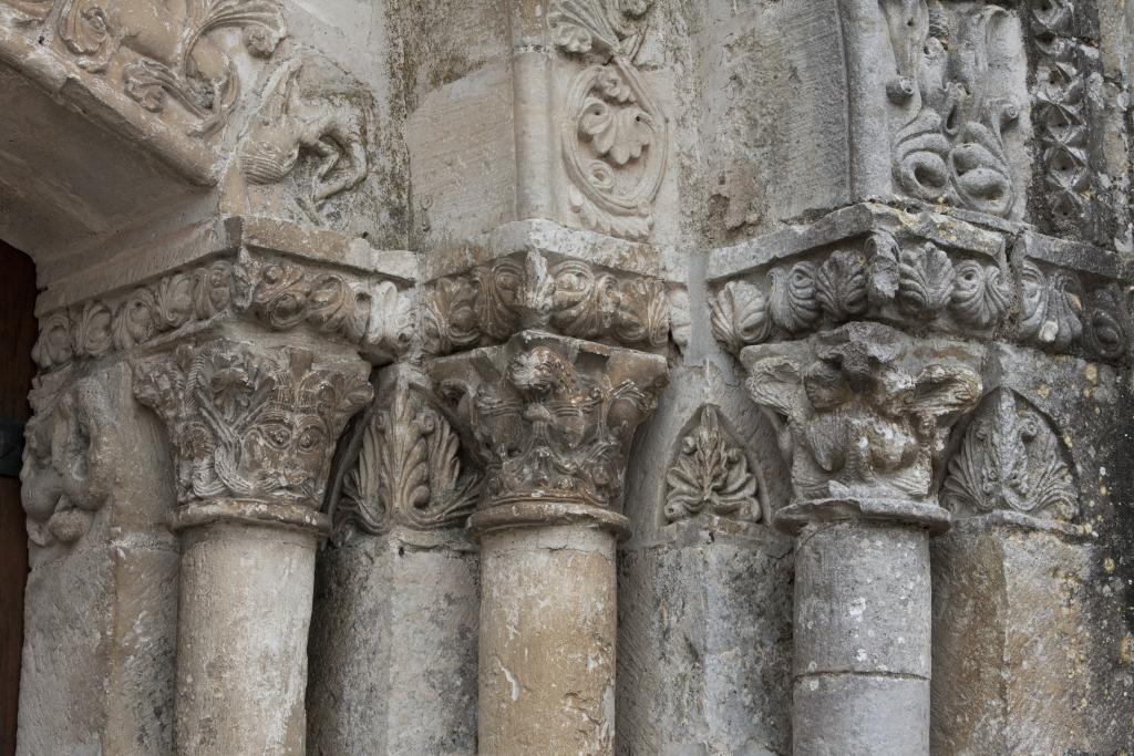 Façade occidentale, portail, piédroit droit, chapiteaux.