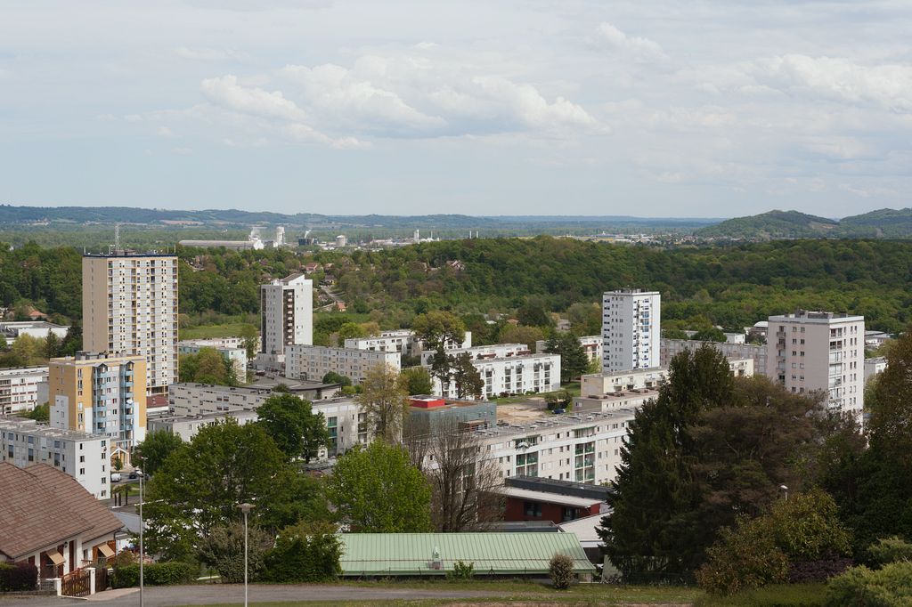 Vue d'ensemble de la ville avec les plate-formes industrielles à l'arrière plan