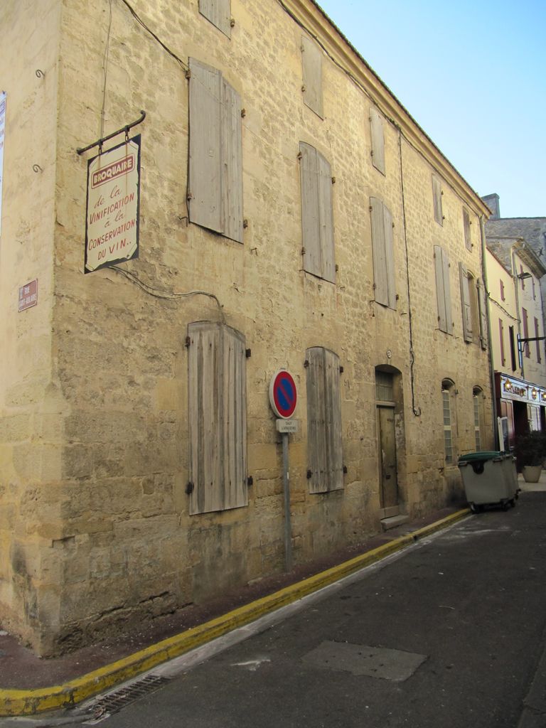 Façade ouest, sur rue.