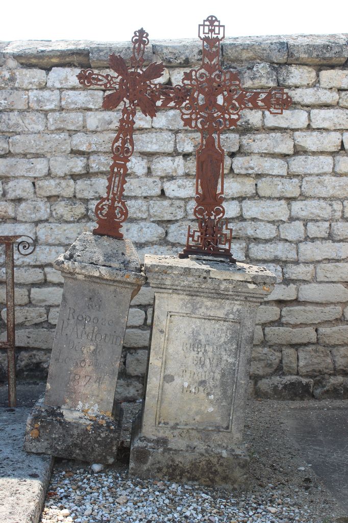 Socles avec croix métalliques : P. Ardouin décédé en 1874.